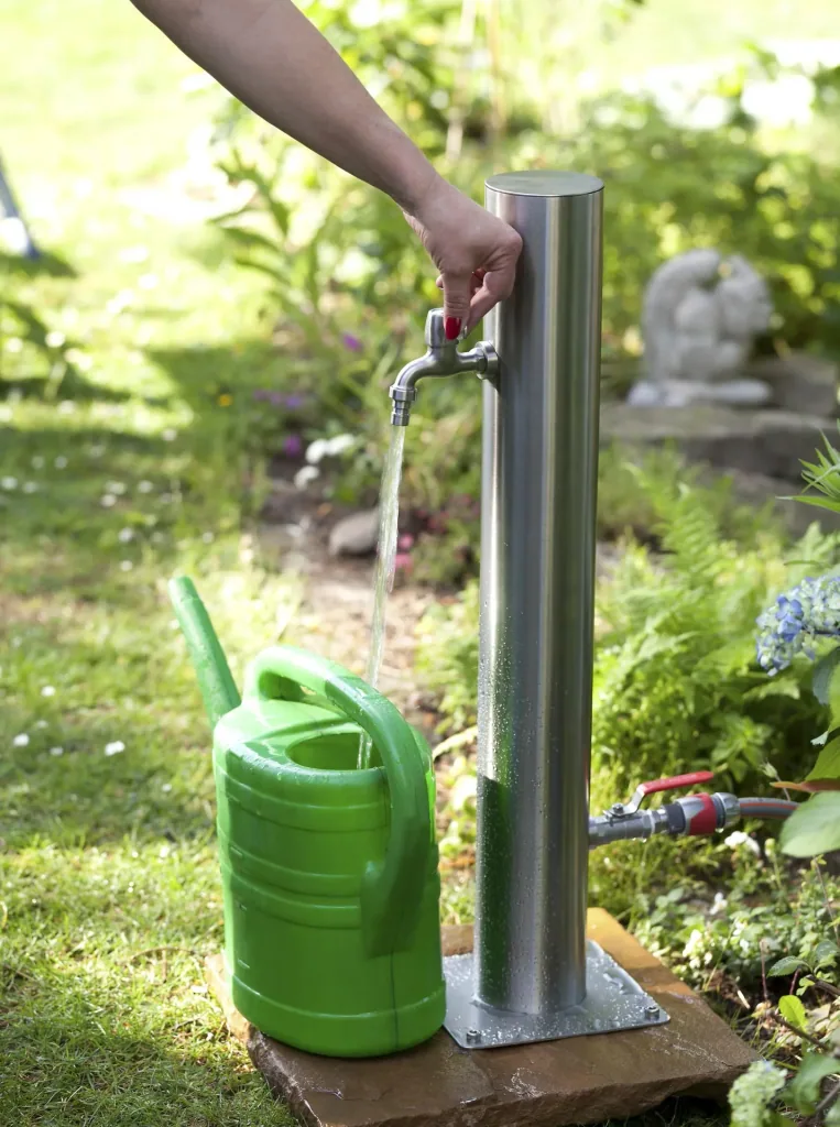 Wasserzapfsäule aus Edelstahl mit 2 Auslaufhähnen + Schutzhülle