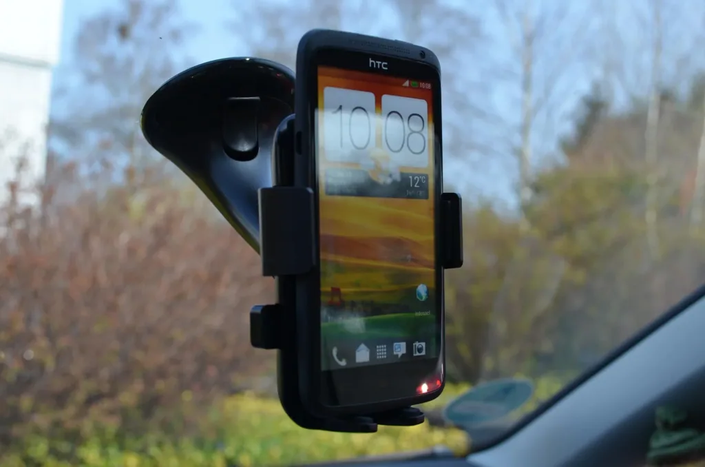 Smartphone und Handyhalter mit Saugfuß