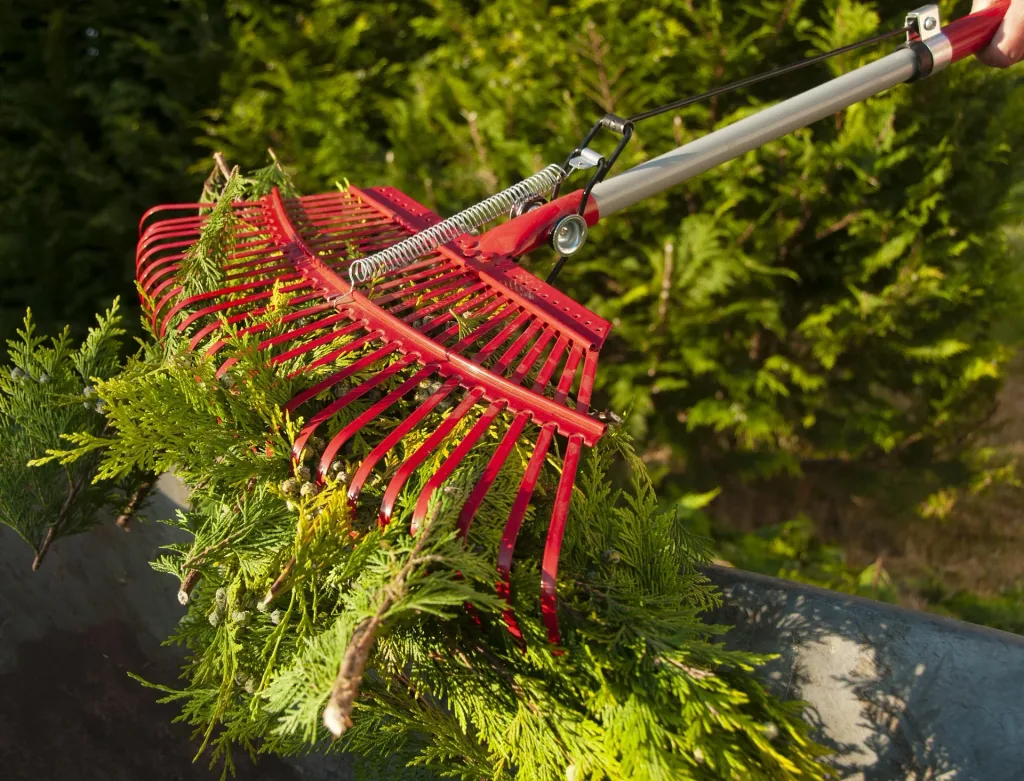 Rasenrechen mit Laubgreifer - teleskopierbar - mit 25 Zinken inklusive Gartensack 140 L