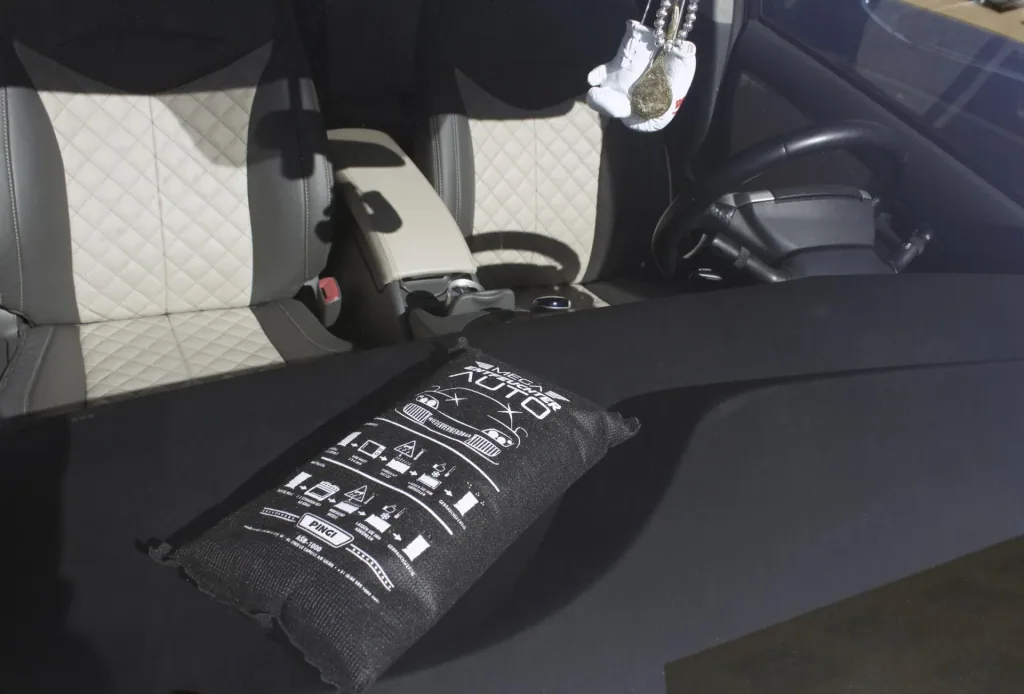 Mega Auto - Entfeuchter, 1 KG inklusive Gummi Pflegestift