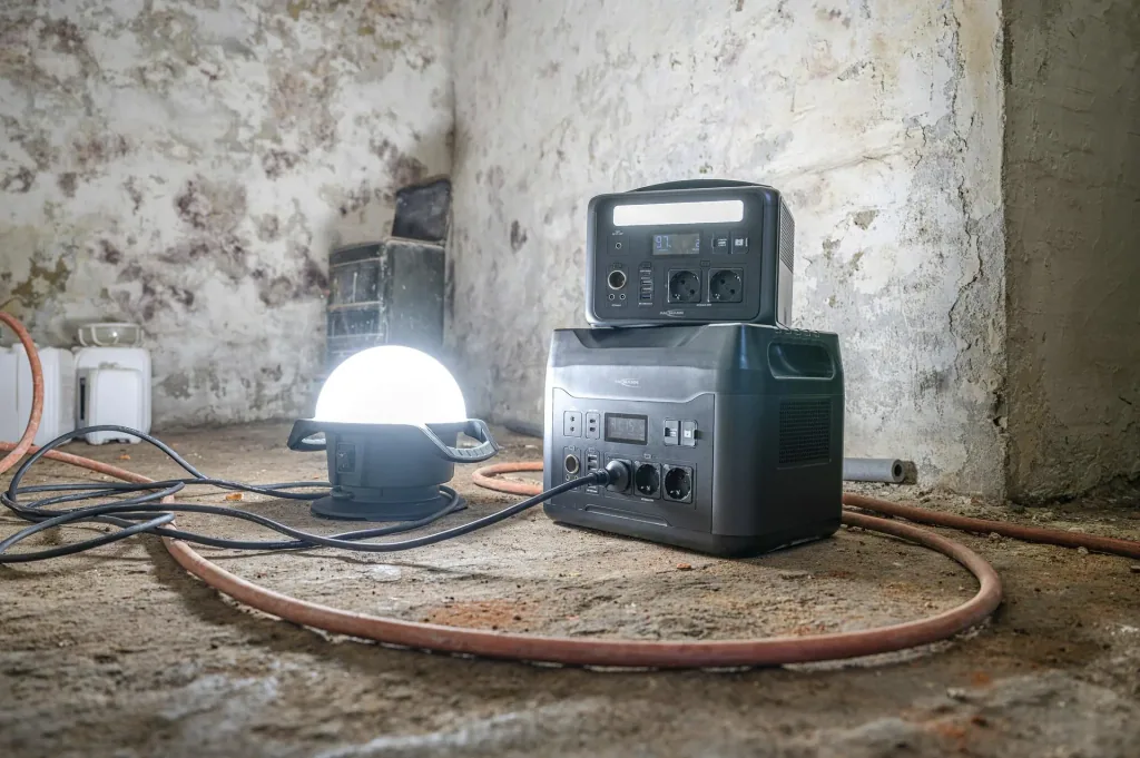 Powerstation mit LED Lampe, AC Steckdosen, Autosteckdose und USB, 2200 Watt