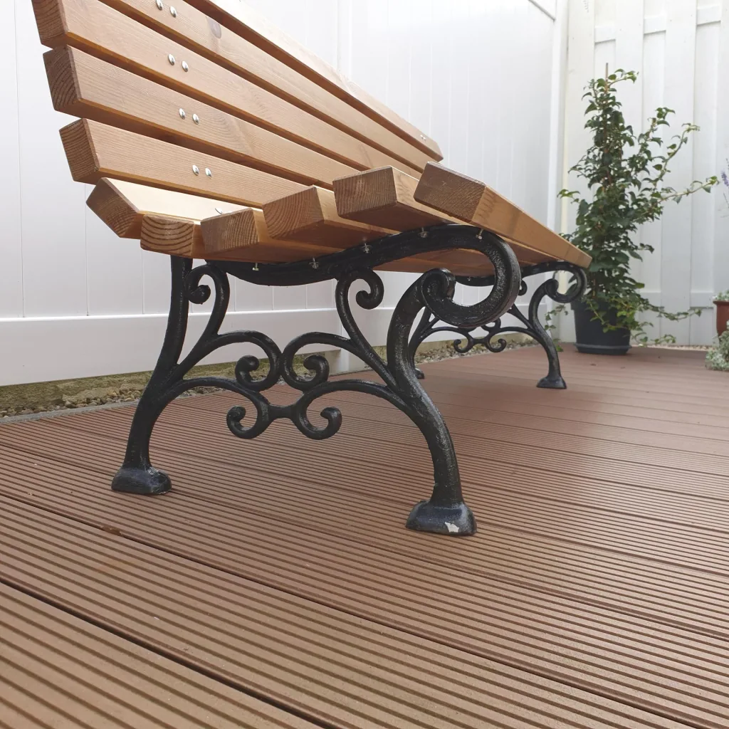 Parkbank Graz, braun lackiert
