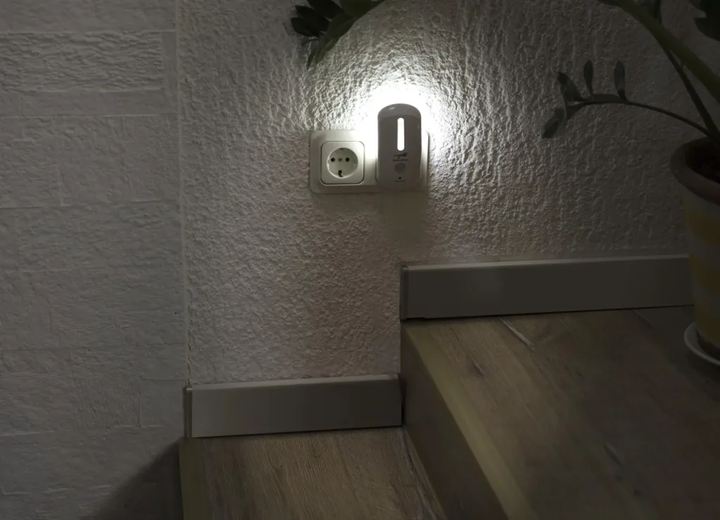 LED Nachtlicht mit Bewegungsmelder und Dämmerungs-Sensor