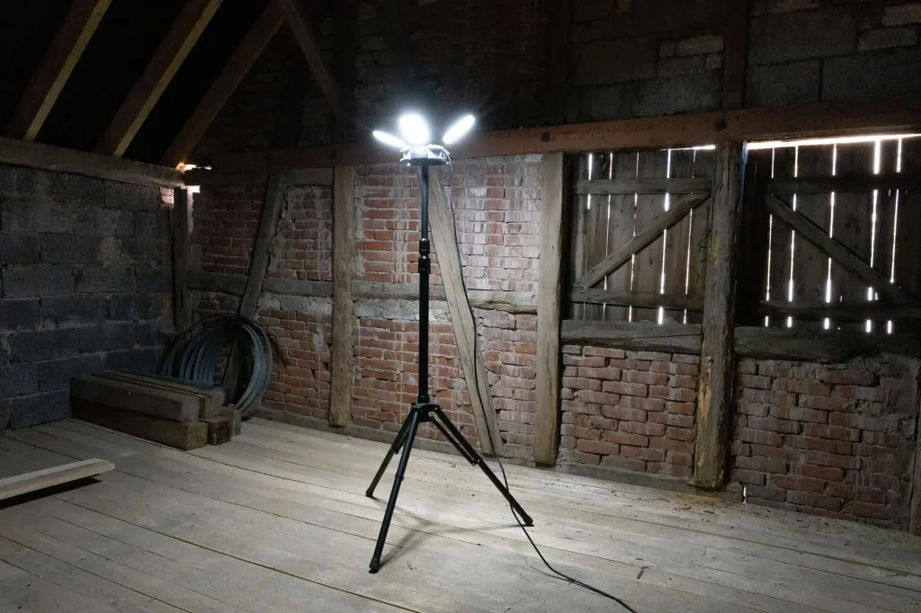 LED Arbeitsleuchte mit Stativ, 3 Helligkeitsstufen, wählbarer Farbtemperatur