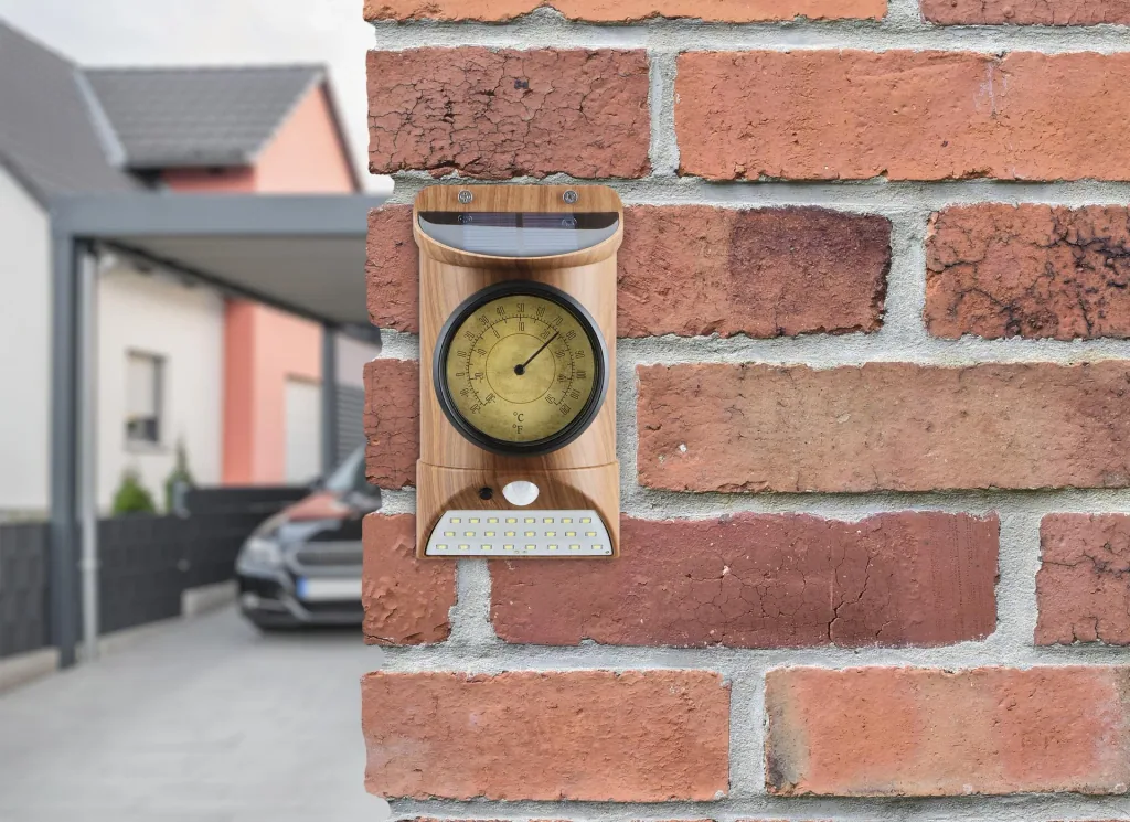 Solar Leuchte mit Thermometer und Bewegungsmelder in Holzoptik