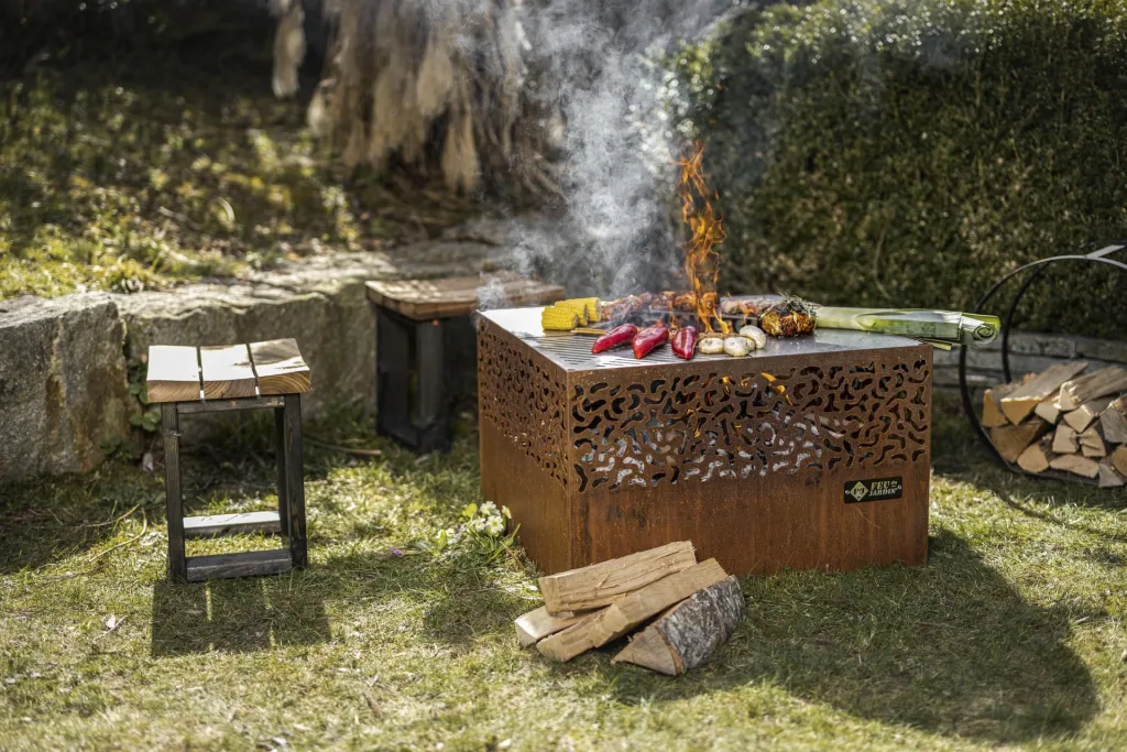 Grill Carre 750 rost mit Grillrost Ø38, Schwenkarm und Metallabdeckung