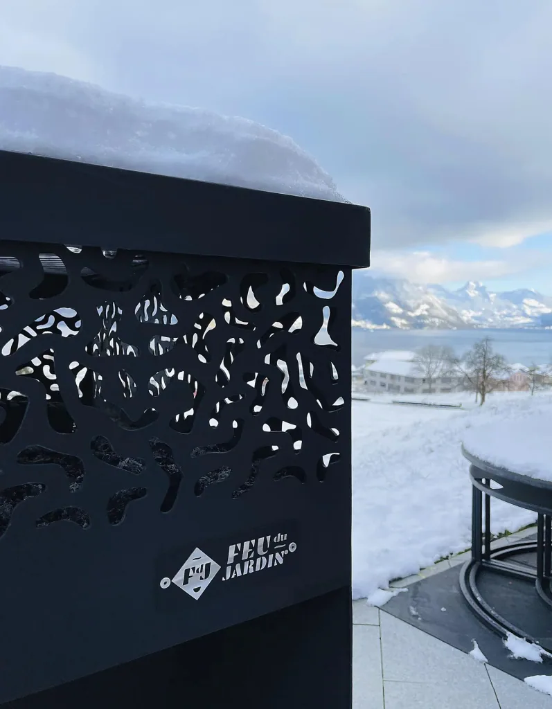 Grill CUBE 1000 schwarz mit Grillrost Ø38, Schwenkarm und Metallabdeckung