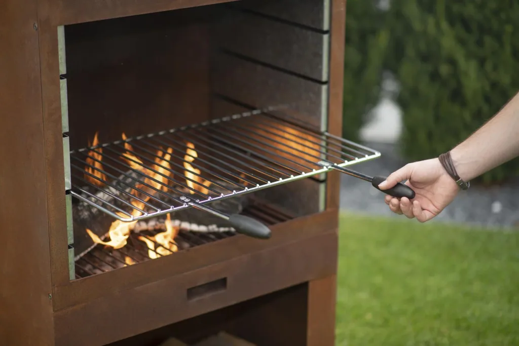 Westmann Terrassenofen Gartenkamin, 70×41×229 cm, Rost – inkl. Grillrost und Holzfach