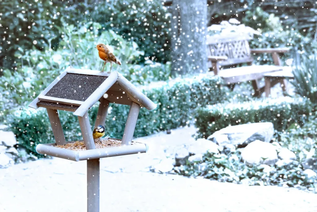 Schweden Vogelfutterhaus auf Ständer schwedengrau lasiert