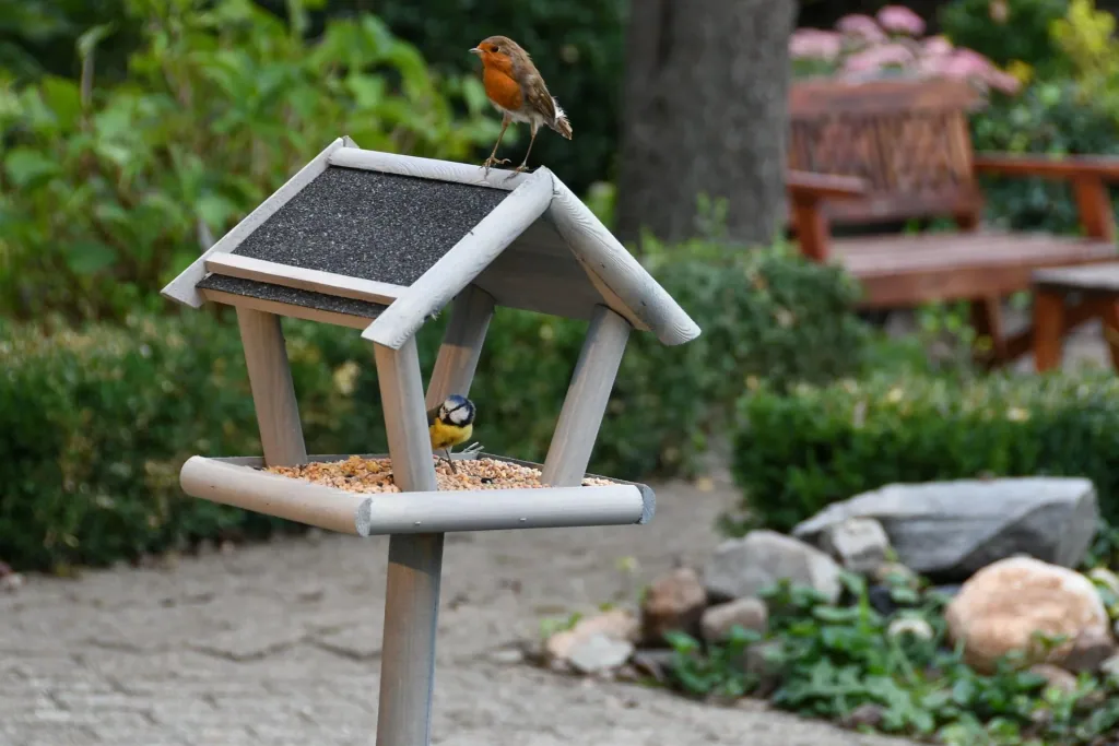 Schweden Vogelfutterhaus auf Ständer schwedengrau lasiert