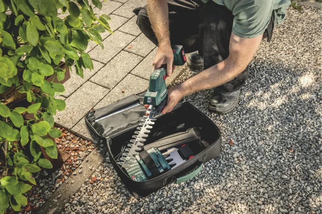Akku-Strauch- und Grasschere PowerMaxx SGS 12 Q inklusive 1x 2,0 Ah, SC 30