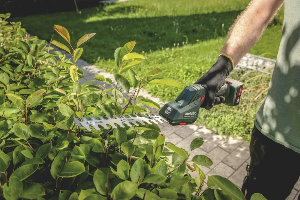 Akku-Strauch- und Grasschere PowerMaxx SGS 12 Q inklusive 1x 2,0 Ah, SC 30