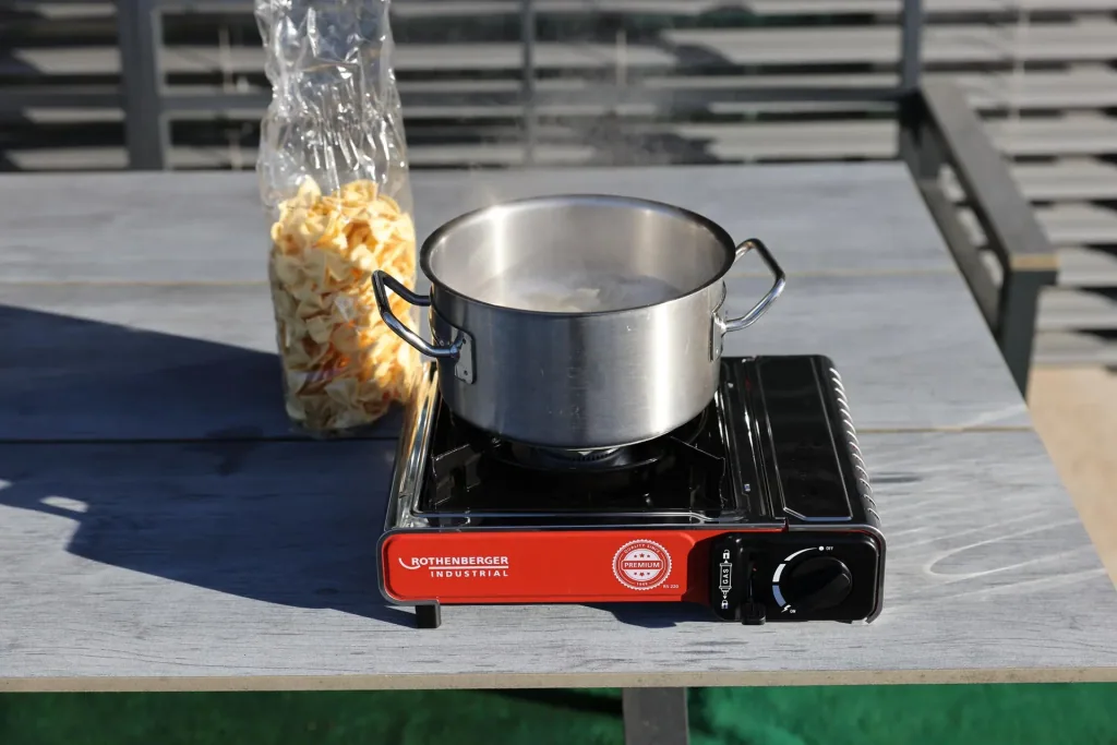 Kompakter Gas-Tischkocher Premium RS 220 mit integriertem Kartuschenfach