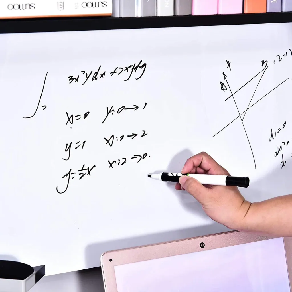 Schreibtisch mit Whiteboard