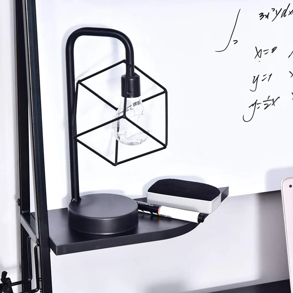 Schreibtisch mit Whiteboard