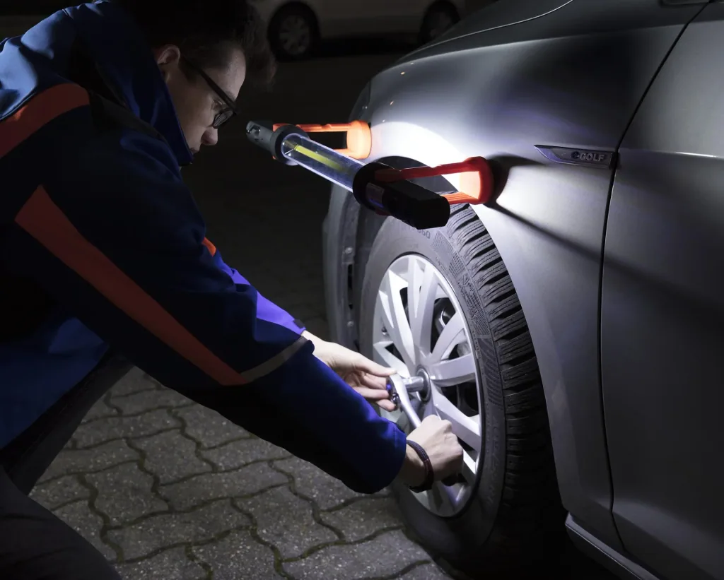 Arbeitsleuchte 360° mit Standfuß, wiederaufladbar
