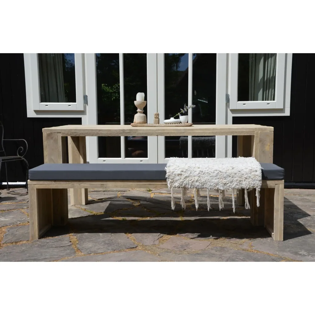 Robuster Gerüstholztisch mit breiten Blockbeinen 200/95 cm