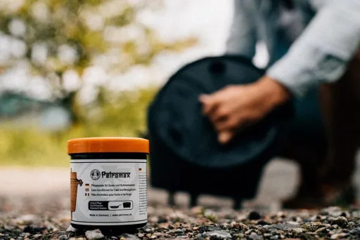 Einbrenn- und Pflegepaste für Feuertöpfe/Dutch Oven