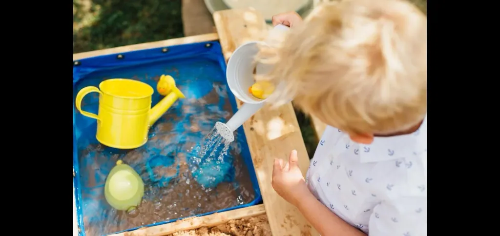 Spiel- und Picknicktisch Surfside, Outdoor-Spieltisch für Kinder aus Holz, Sand-, Wasser- und Picknicktisch, natur