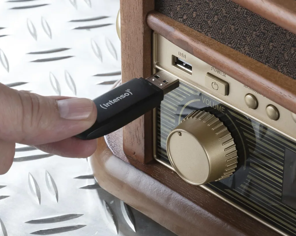 Retro Plattenspieler mit USB, CD, Radio, Kassette und Lautsprechern
