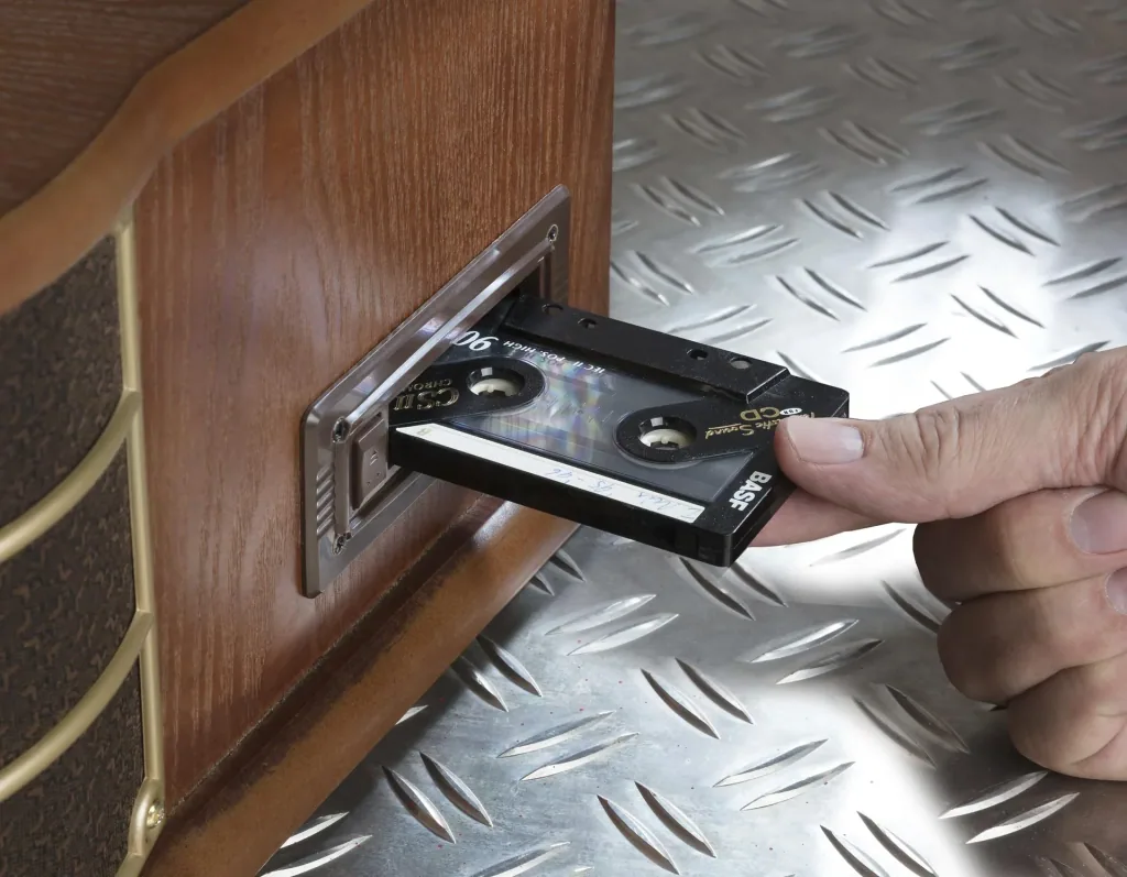 Retro Plattenspieler mit USB, CD, Radio, Kassette und Lautsprechern