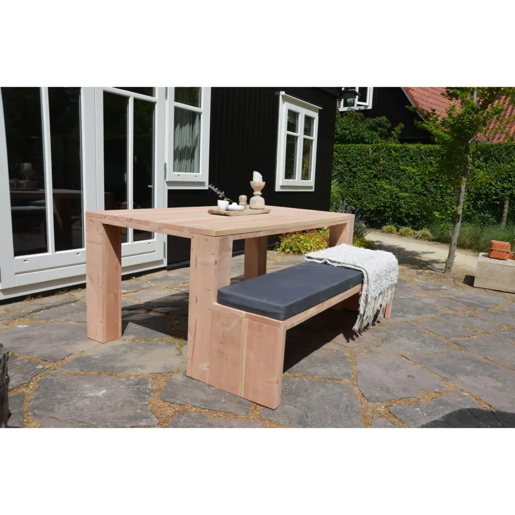 Robuster Tisch aus Douglasie mit breiten Blockbeinen 150/100 cm