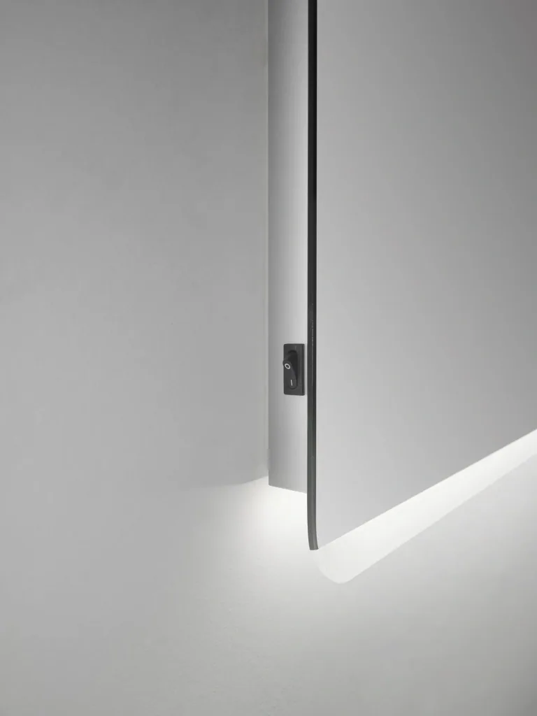 Badspiegel mit Beleuchtung, "Chic" - Badezimmerspiegel 120 x 70 cm - mit hinterleuchtetem Raumlicht