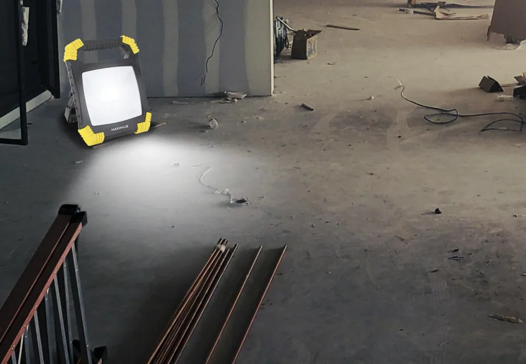 LED Arbeitsleuchte mit Steckdose, 1700 Lumen