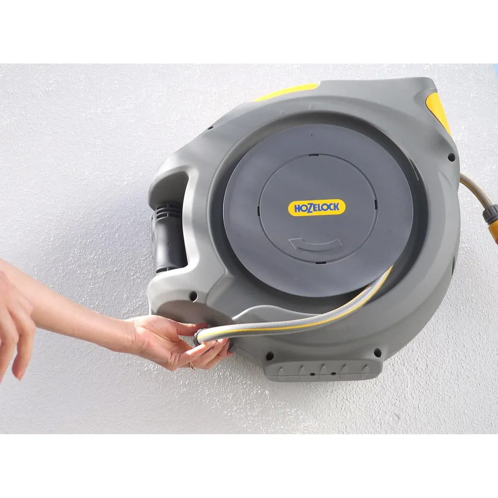 Automatische Schlauchtrommel einschließlich 20 Meter Schlauch und kostenlosem Multifunktionsbesen