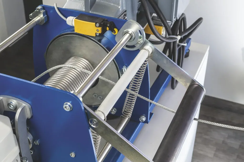 Elektro-Seilwinde PFW-C 250 einsatzfertig, max. 250 kg (1. Lage), 400V, 50 m Seil, IP55, Hubwinde für Materialtransport