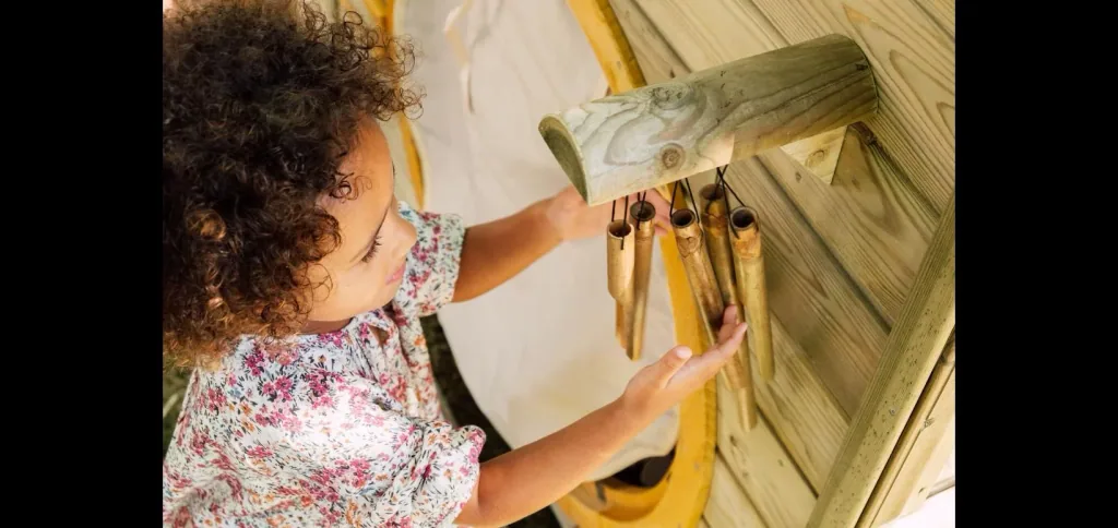Discovery Nature Play Hideway, Outdoor-Spielhaus für Kinder aus Holz, Pflanzkübel, Malscheibe, Windspiel, natur