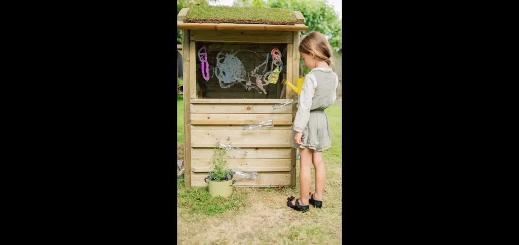 Discovery Nature Play Hideway, Outdoor-Spielhaus für Kinder aus Holz, Pflanzkübel, Malscheibe, Windspiel, natur