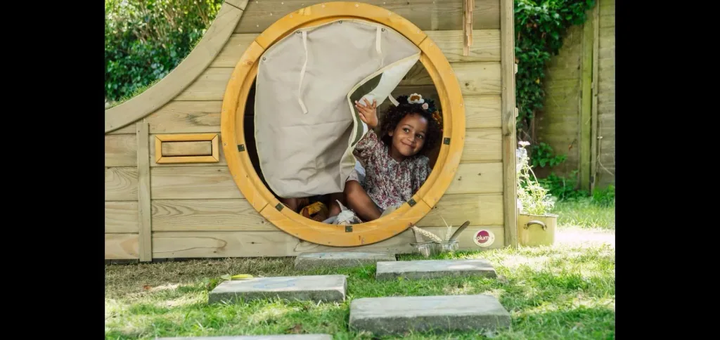 Discovery Nature Play Hideway, Outdoor-Spielhaus für Kinder aus Holz, Pflanzkübel, Malscheibe, Windspiel, natur