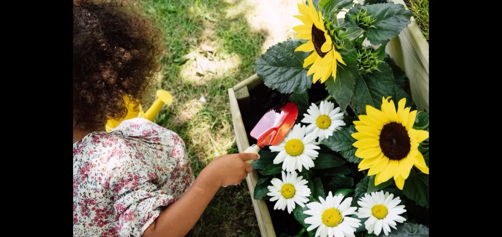 Discovery Nature Play Hideway, Outdoor-Spielhaus für Kinder aus Holz, Pflanzkübel, Malscheibe, Windspiel, natur