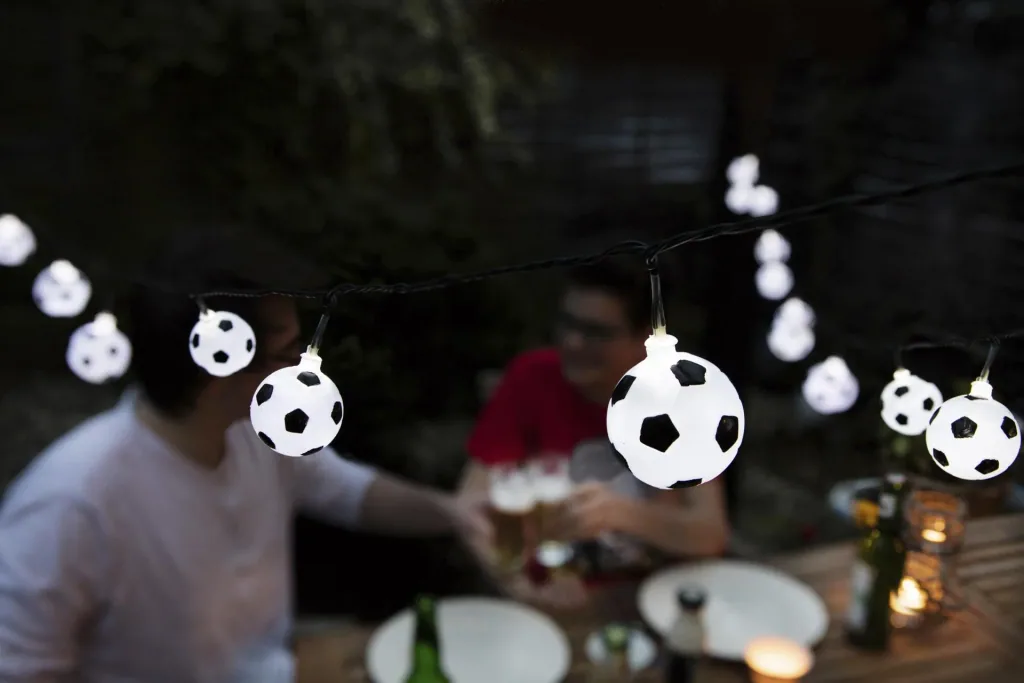 Solar Erdmännchen Figur "Miro" und LED Lichterkette mit 50 Fußbällen