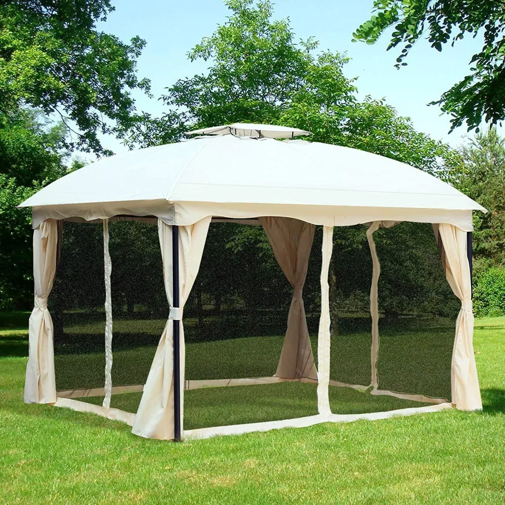 Gartenpavillon mit Moskitonetz