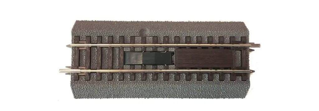 Entkupplungsgleis mit integriertem Elektroantrieb, mit Bettung, Länge 115 mm