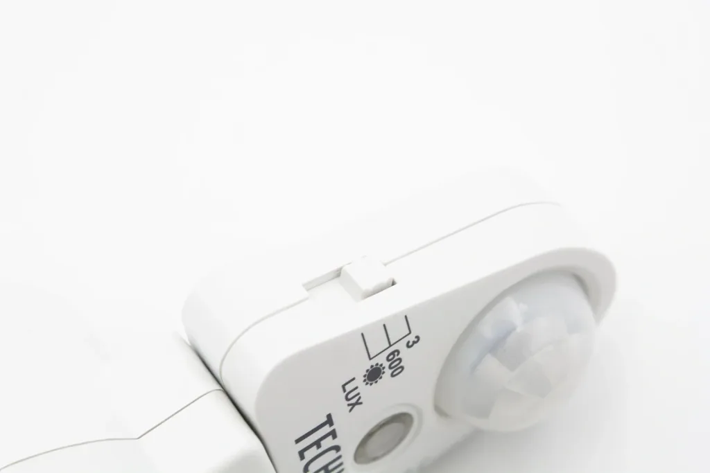 Steckdosenadapter mit Bewegungsmelder und Lichtsensor
