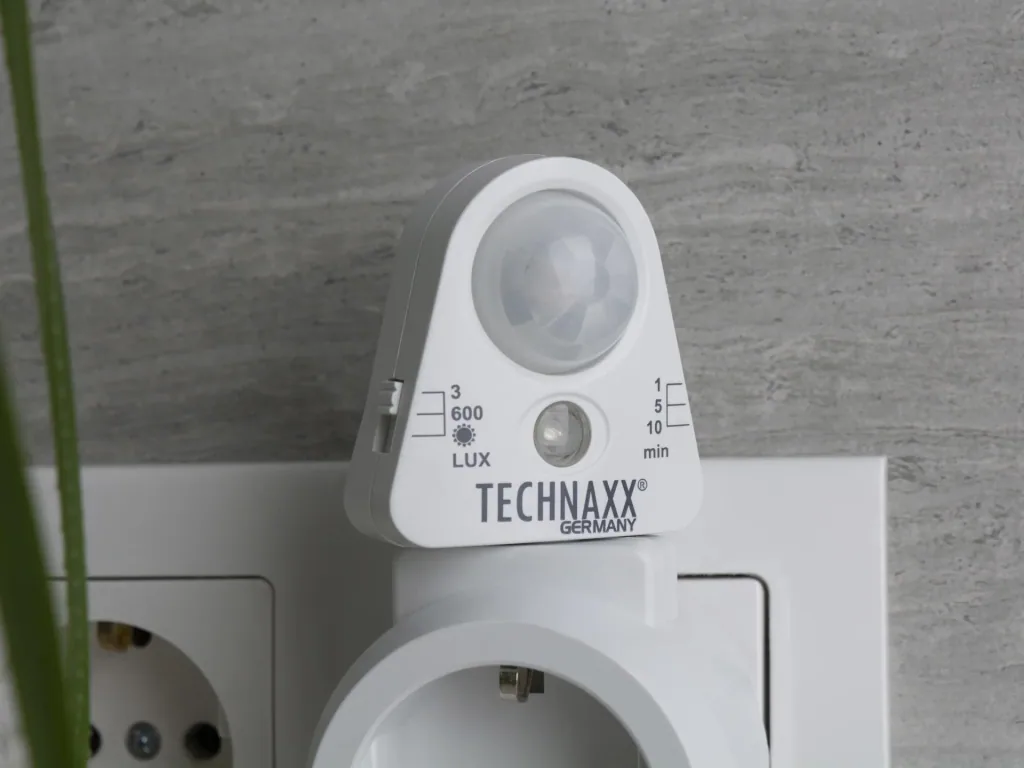 Steckdosenadapter mit Bewegungsmelder und Lichtsensor