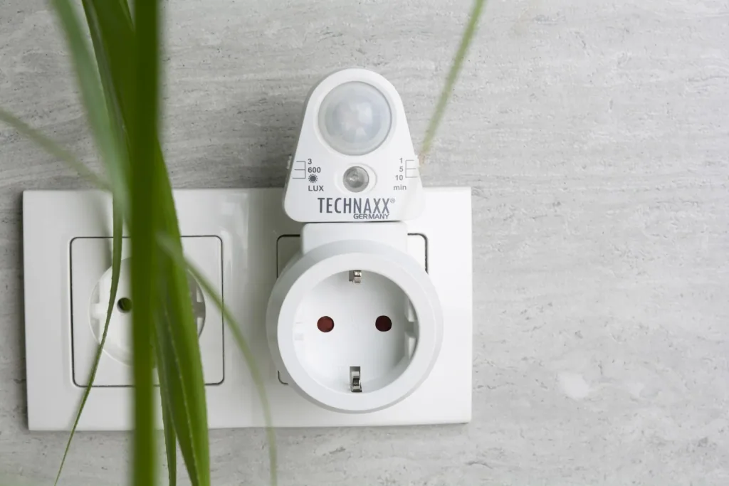 Steckdosenadapter mit Bewegungsmelder und Lichtsensor