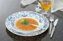 4 STCK. SUPPENTASSEN MIT UNTERTASSEN IM ZWIEBELMUSTER