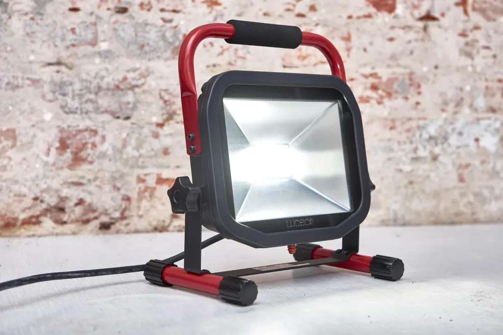 Flacher LED Baustrahler mit 38 Watt
