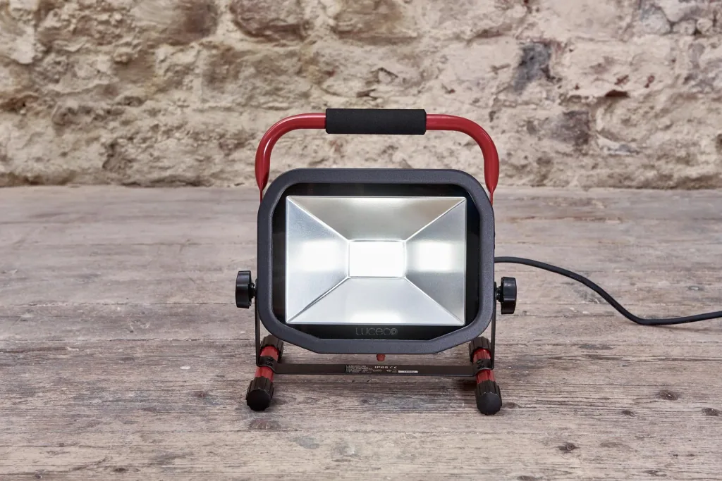 Flacher LED Baustrahler mit 38 Watt