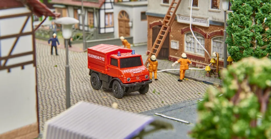 Fahrzeug MB Unimog U406 Feuerwehr 2.4 G 100 % 1:87