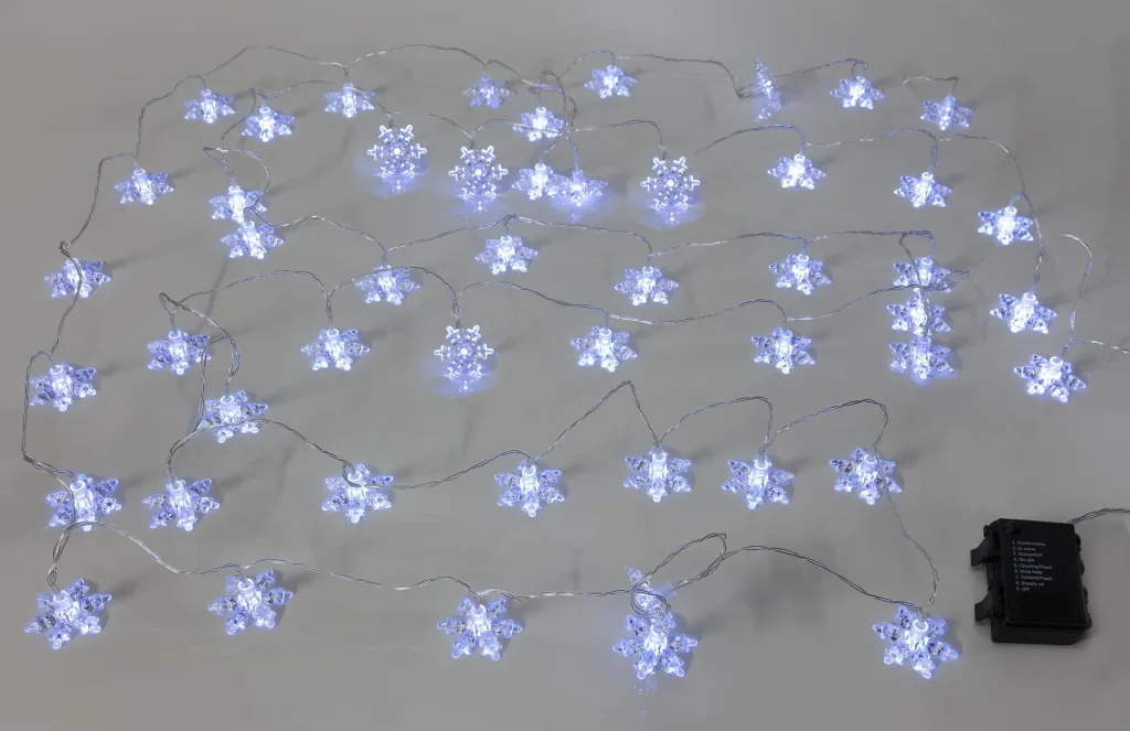 Batterielichterkette mit Schneeflocken Dekoration, 50 weiße LEDs