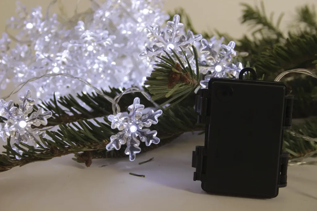 Batterielichterkette mit Schneeflocken Dekoration, 50 weiße LEDs