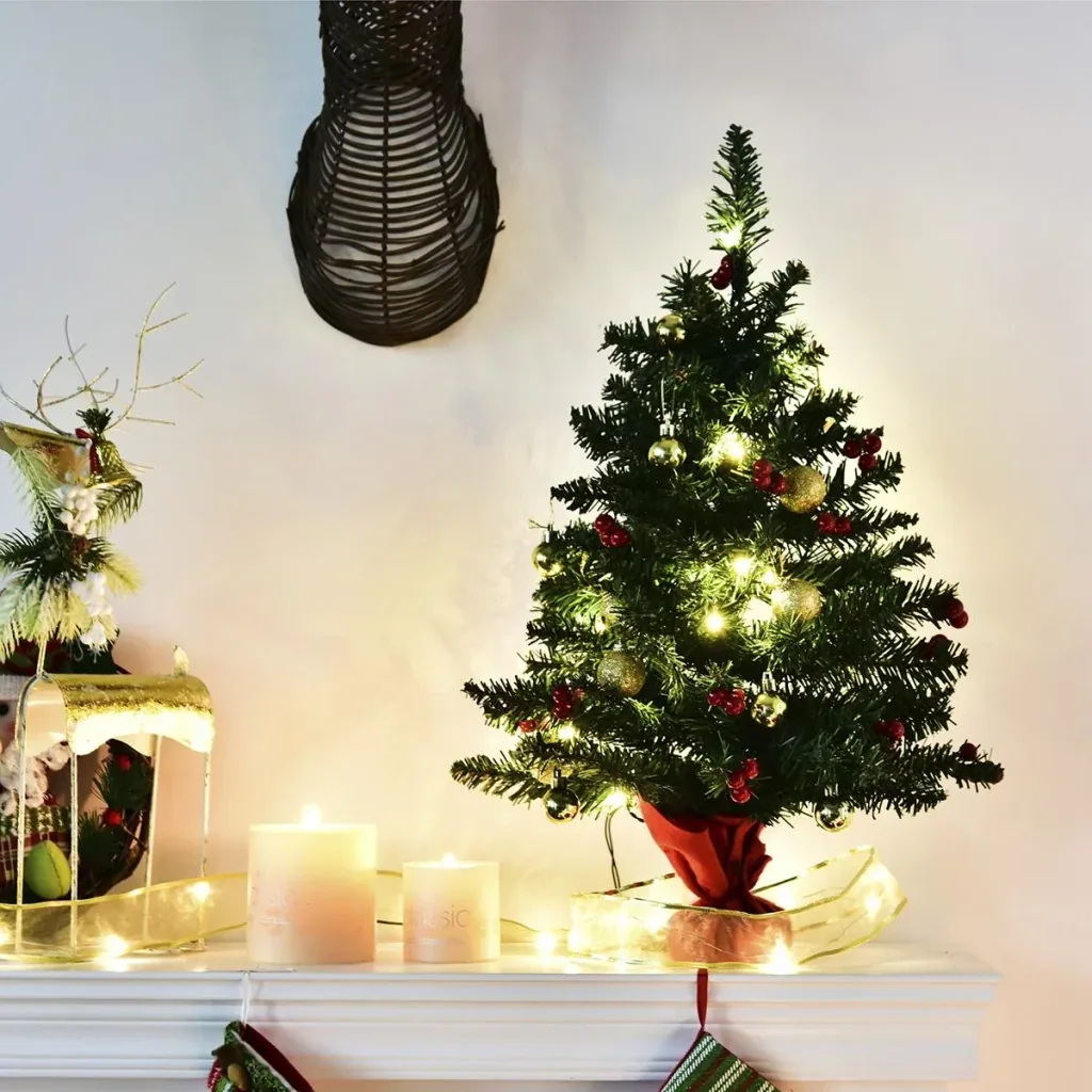 Christbaum mit Stechpalmenbeeren grün/rot/gold