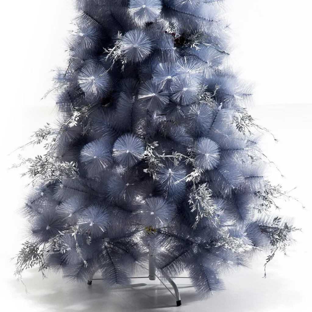 Künstlicher Weihnachtsbaum mit silber Zweigen und roten Beeren