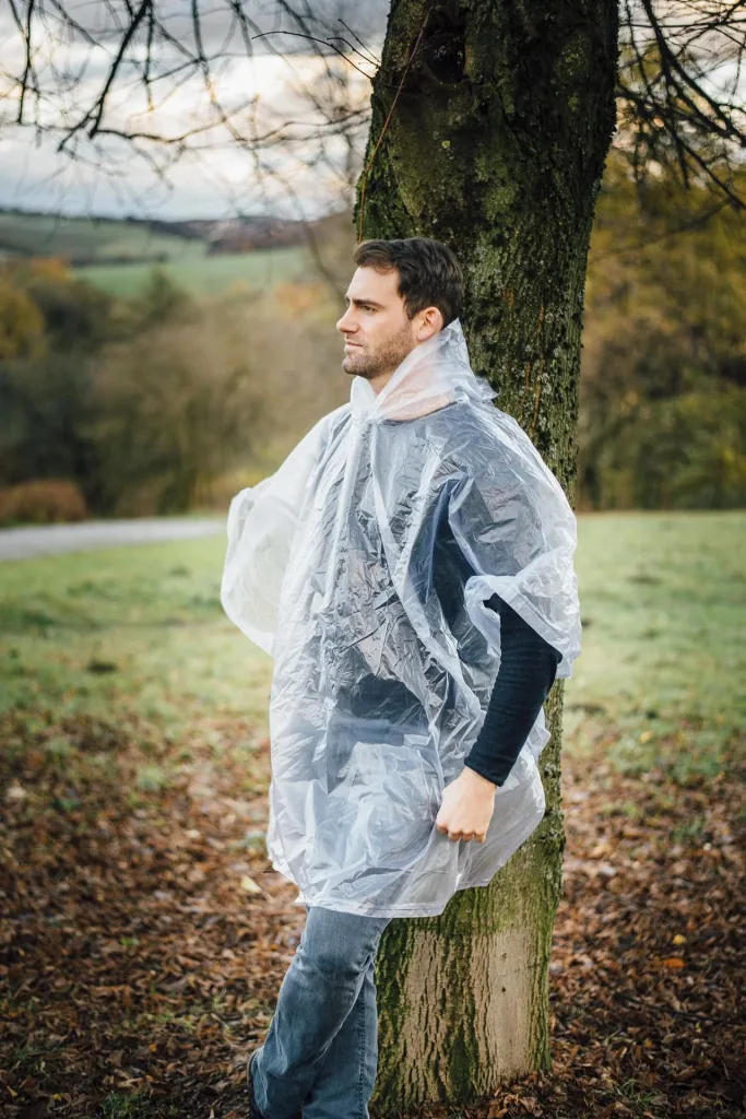 Regenponcho in Einheitsgröße, wasserfest, mit Druckknöpfen, Farbe transparent