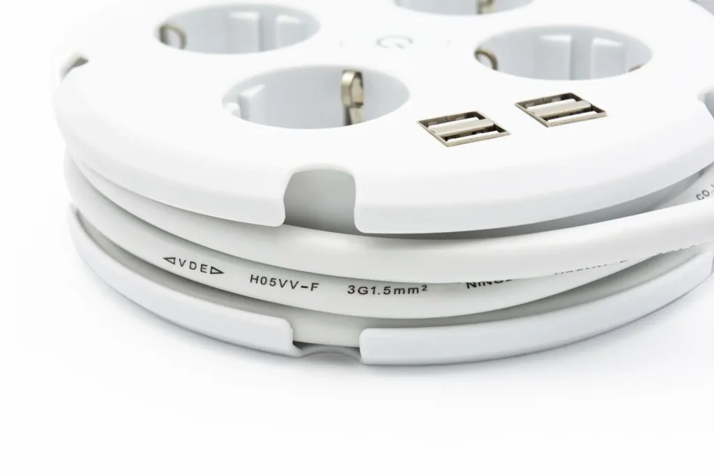 Steckdosenleiste mit Kabeltrommel und USB-A, 4-fach